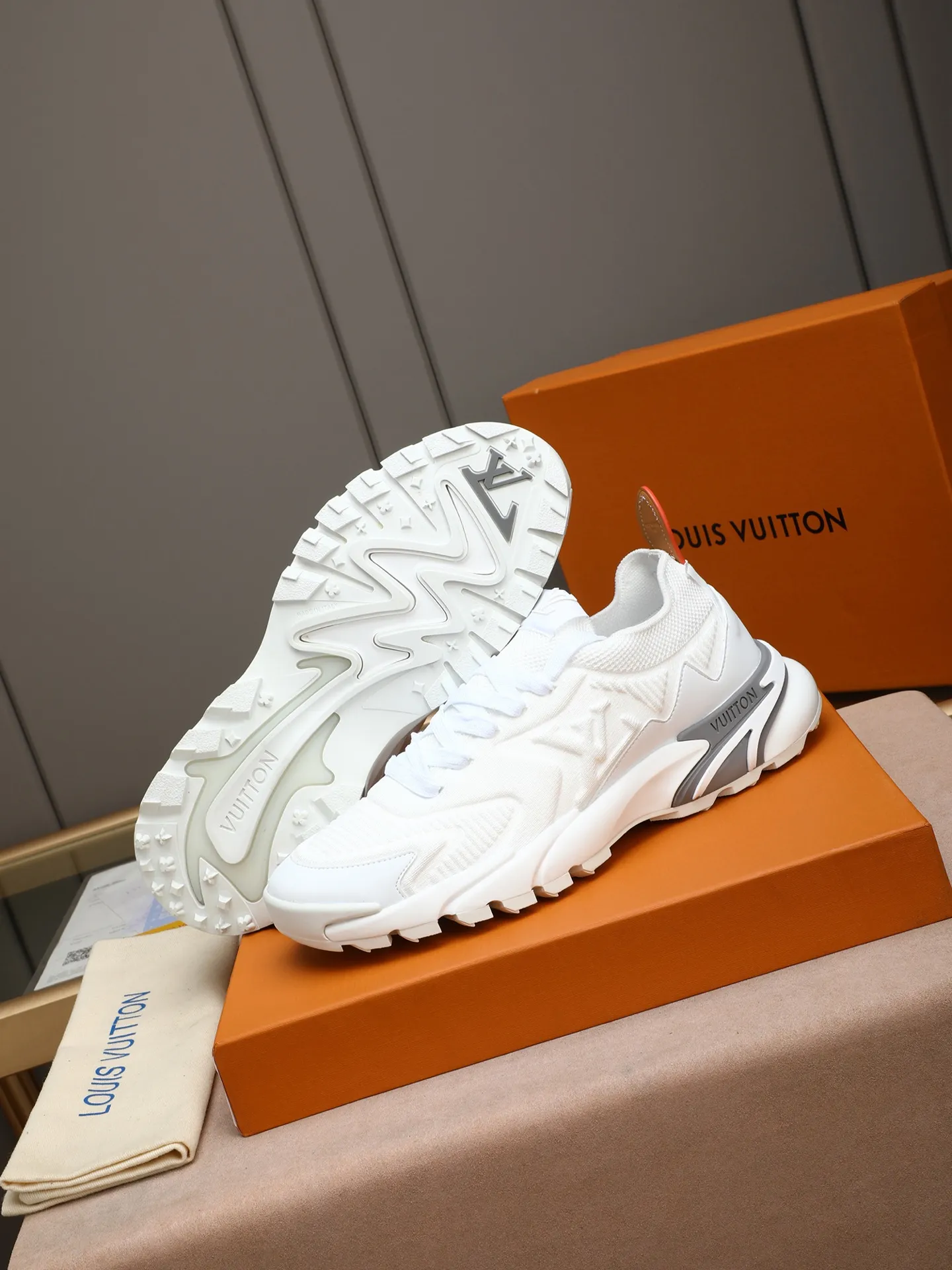 Men's Men's Shoes 💰580 LV Louis Vuitton L Jialu Brand Runner Tatic Series Thick Sole Casual Sports Shoes Running Shoes Original purchase, development and production This LV Runner Tatic sports shoe is blended with fly woven fabric material to interpret the inspiration of traditional mountaineering shoes. The LV letters are written on one side, the Louis Vuitton logo, and the light and wear-resistant rubber outsole completes the whole package. The delivery counter is exquisitely packaged🛍📦 ▪️Fabrics: Original imported custom fly-woven fabric ▪️Inner lining: Original custom-made breathable mesh ▪️Sole: Original open-molded anti-slip rubber combination material ▪️Sole thickness: 4CM ▪️Size: Men's 38-44 (45 custom-made)